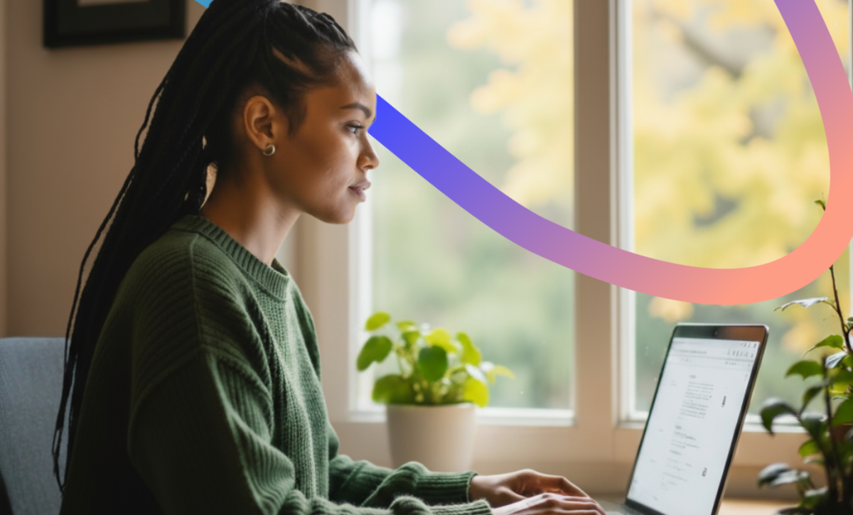 jonge vrouw achter laptop